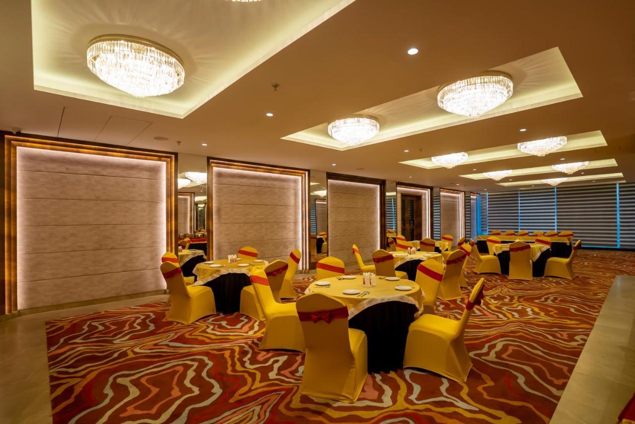 Celebrant Hotels&Banquet Váránasí Exteriér fotografie