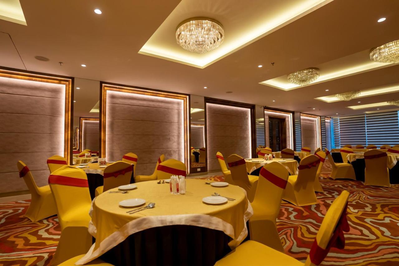 Celebrant Hotels&Banquet Váránasí Exteriér fotografie