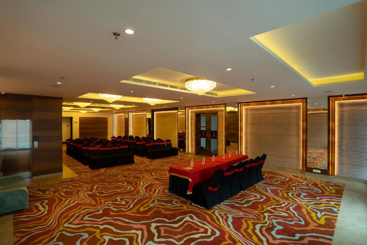 Celebrant Hotels&Banquet Váránasí Exteriér fotografie