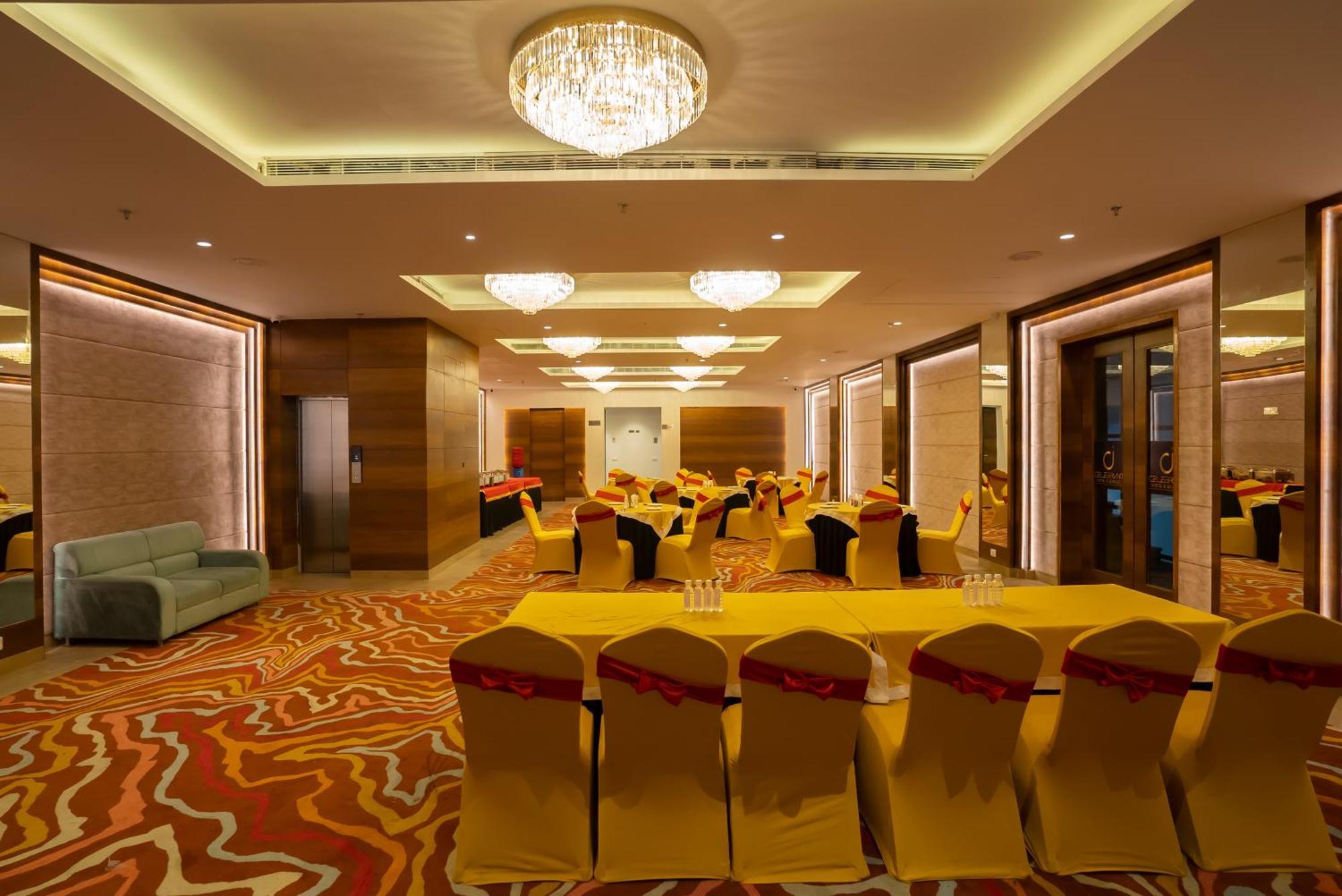 Celebrant Hotels&Banquet Váránasí Exteriér fotografie